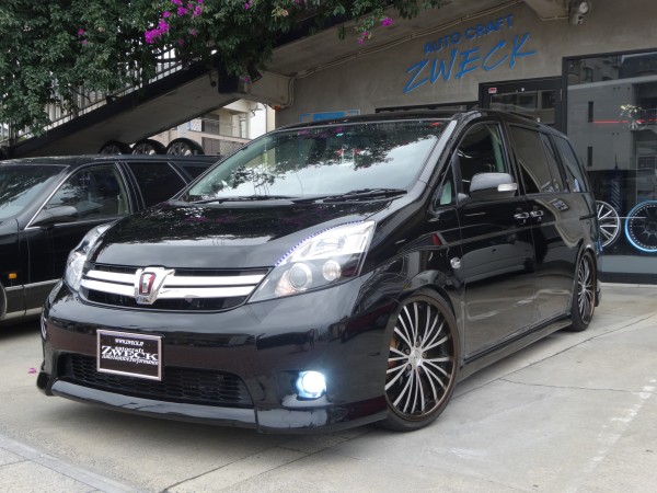 トヨタ アイシス Zgm11 K Sさま Zweck ツヴェック は大切な愛車のメンテナンスからドレスアップコンプリートカーや良質の中古車販売までトータルなカーライフをサポートします ドレスアップ チューニングショップ Zweck ツヴェック